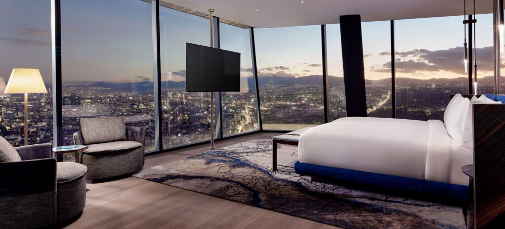 Vista nocturna de la diapositiva de la habitación con TV