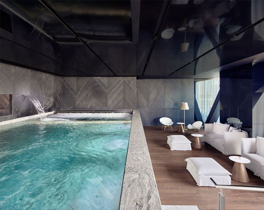 ritz pool photo ¿Por qué una Póliza Jurídica es Esencial al Alquilar?
